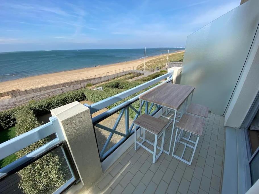 Sur La Plage De Bonne Source Les Pieds Dans L'Eau Pornichet Exterior foto