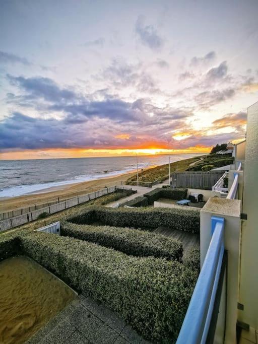 Sur La Plage De Bonne Source Les Pieds Dans L'Eau Pornichet Exterior foto