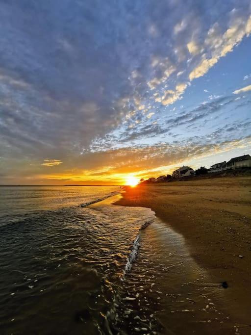 Sur La Plage De Bonne Source Les Pieds Dans L'Eau Pornichet Exterior foto
