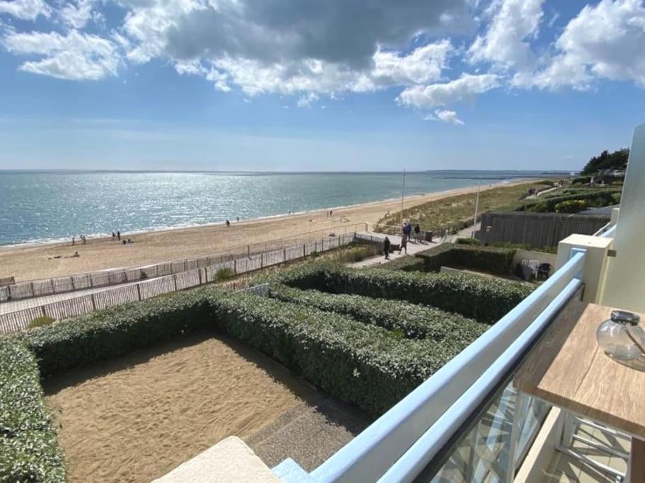 Sur La Plage De Bonne Source Les Pieds Dans L'Eau Pornichet Exterior foto